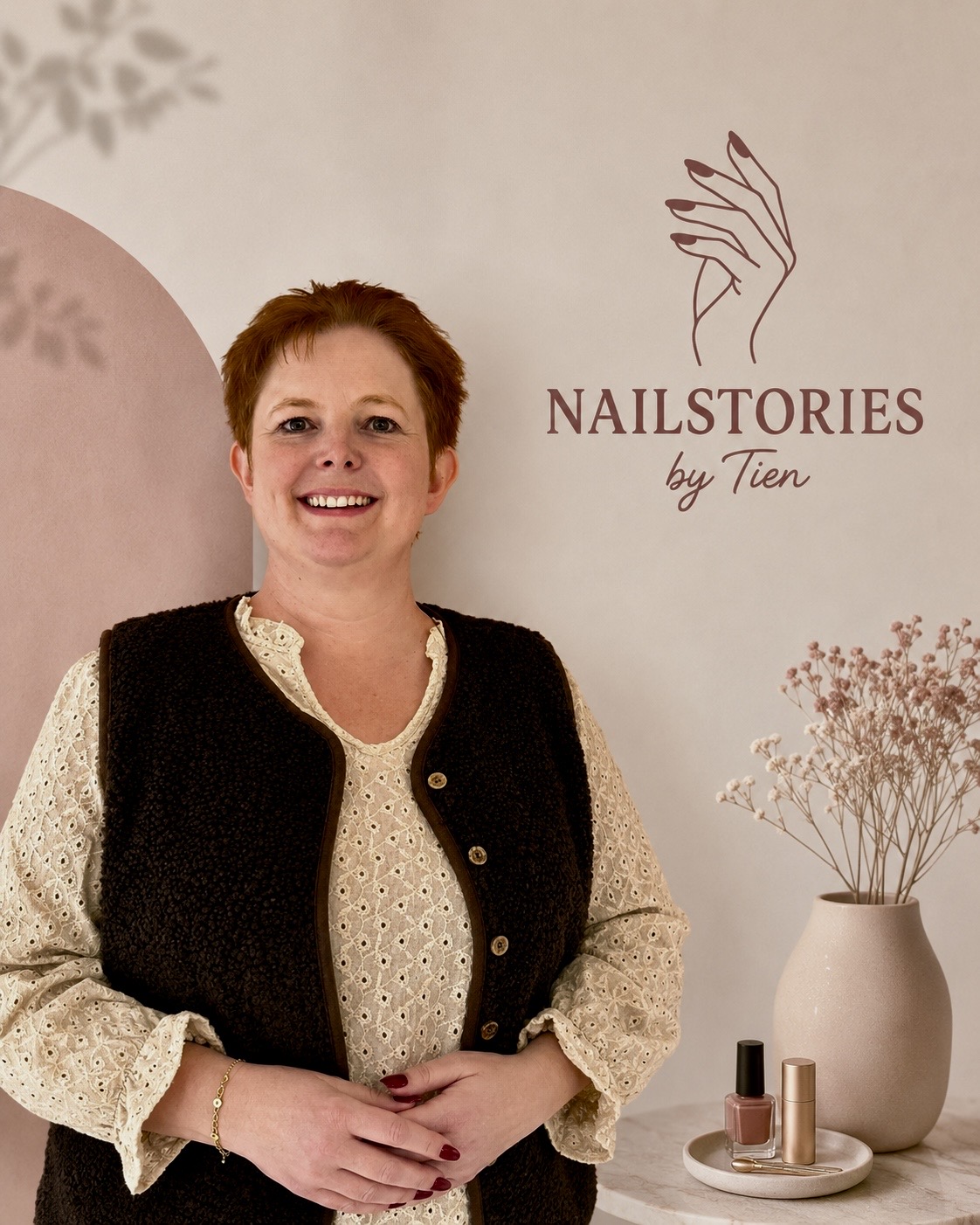 Tineke voor het Nailstories by Tien logo in de salon