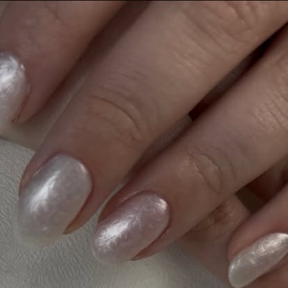 Close-up van parelmoer nagels door Tineke