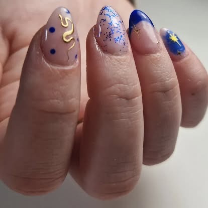 Feestelijke nail art met sterren en donkerblauw door Tineke