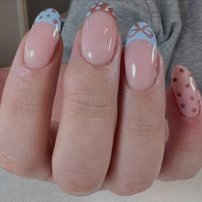 French nails met blauwe strikjes door Tineke