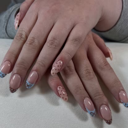 French nails met strikjes en stippen door Tineke