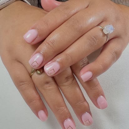 Naturel roze nagels met subtiele lijn door Tineke