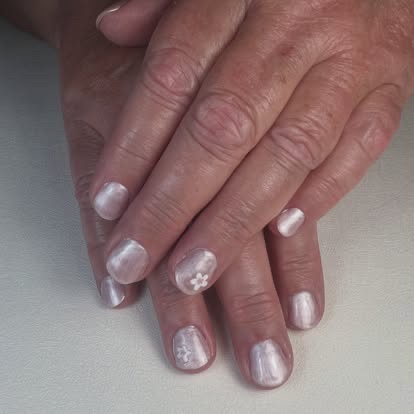 Parelmoer nagels met bloemaccent door Tineke