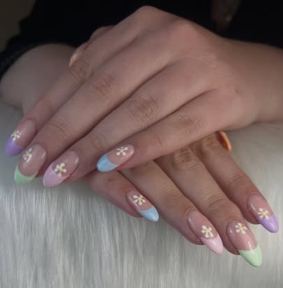 Pastelkleurige nagels met bloemen nail art door Tineke