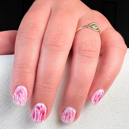 Roze marmer nail art door Tineke