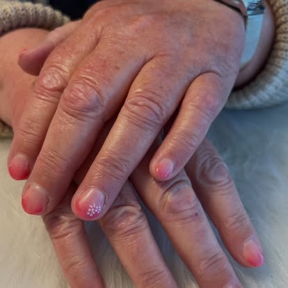 Roze ombre nagels met klein bloemetje door Tineke