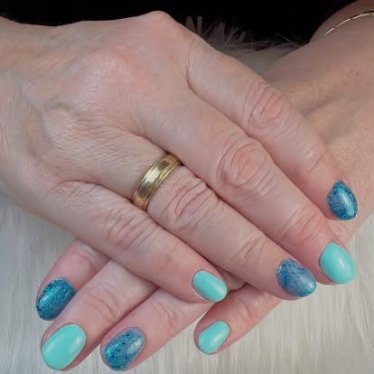 Turquoise nagels met glitteraccent door Tineke