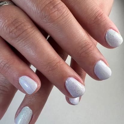 Witte parelmoer nagels met zachte structuur door Tineke