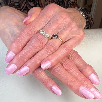 Zacht roze nagels met glans door Tineke